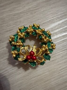 Festive Green and Gold Wreath Brooch with Red Berry Accent